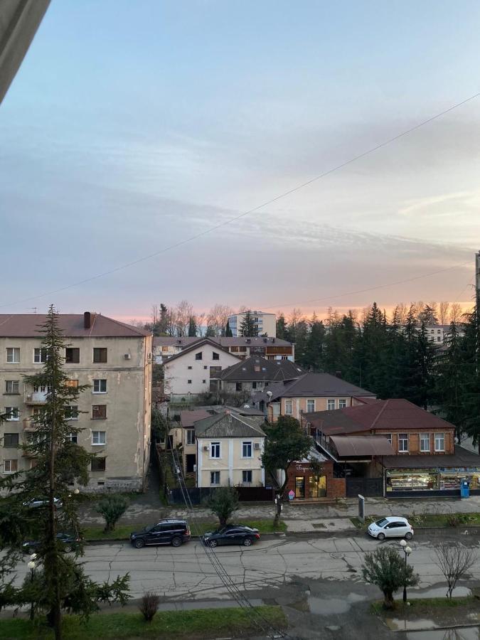 Большая Четырехкомнатная Квартира С Двумя Балконами У Моря В Центре Сухума,В Абхазии Sukhumi Exterior photo